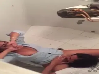 Красивая молодая лесбиянка куни делает подруге в туалете